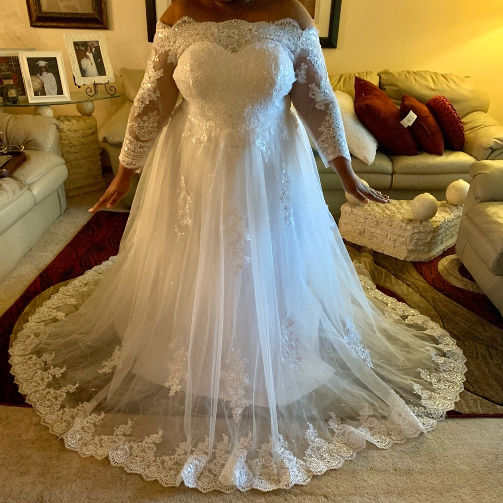 Elegant lace wedding gown plus size 20-22 corset back